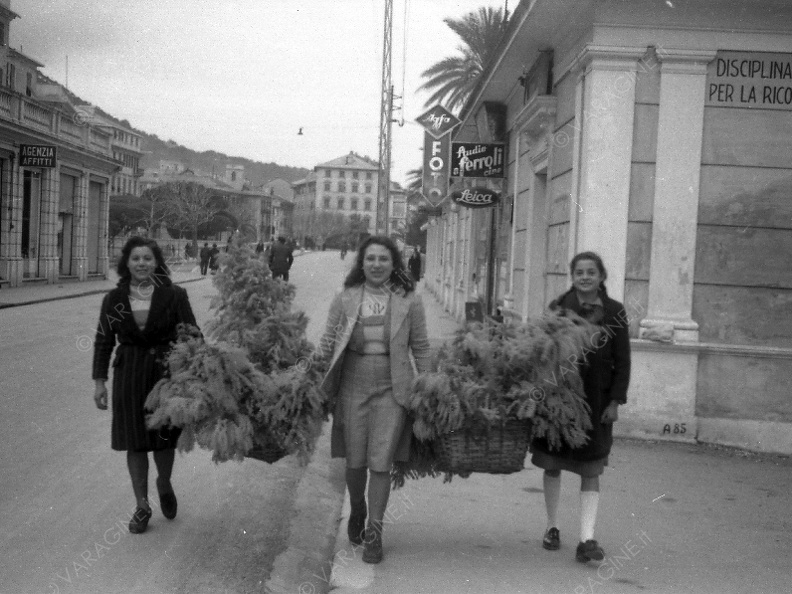 Donne con cesto di mimose
