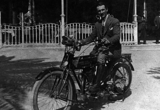 Uomo in motocicletta