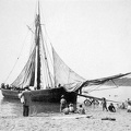 Barco a vela approda sulla spiaggia