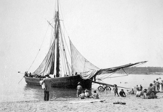 Barco a vela approda sulla spiaggia