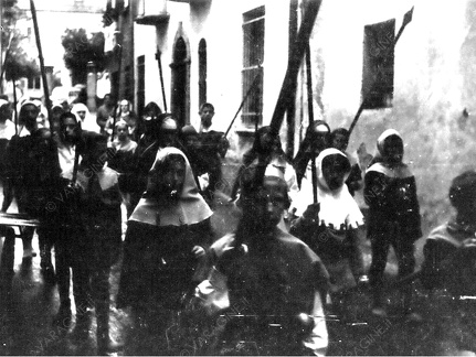 Santa Caterina: gruppi di figuranti in processione