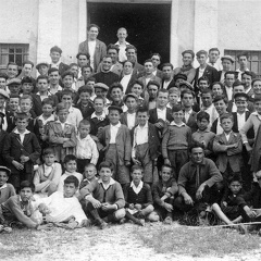 foto di gruppo di fronte alla Chiesa della Guardia
