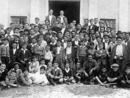 foto di gruppo di fronte alla Chiesa della Guardia