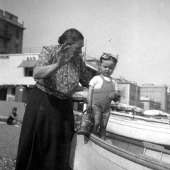 Teresa Magnano con la nipote Teresa alla spiaggia del Solaro