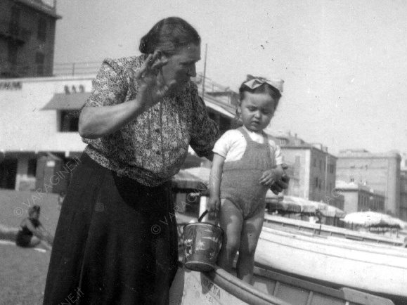 Teresa Magnano con la nipote Teresa alla spiaggia del Solaro