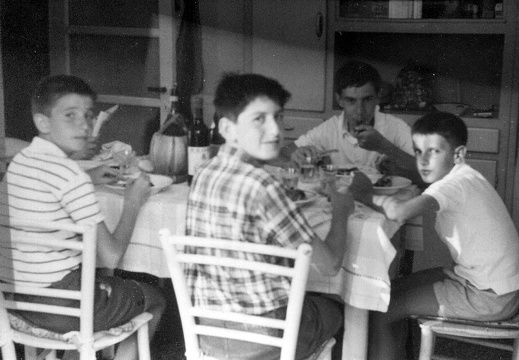 Anni '60, pranzo estivo tra amici