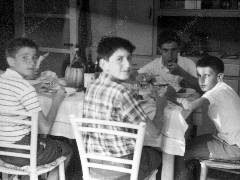 Anni '60, pranzo estivo tra amici