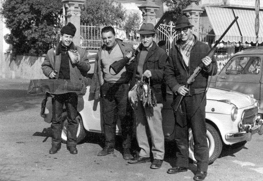 Anni '60: gruppo di amici di fronte al Genovese, al ritorno dalla caccia in Sardegna