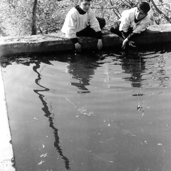 Due chierichetti, si specchiano nell'acqua