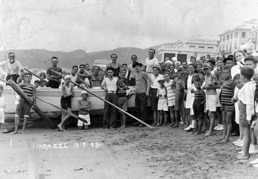 Bagnanti e gente del posto sulla spiaggia del Solaro