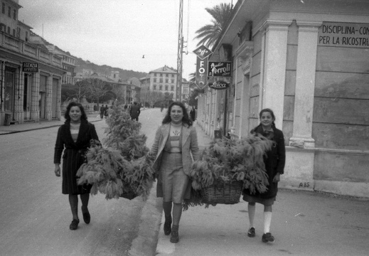 Donne con cesto di mimose