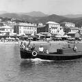 Imbarcazione a motore davanti alla spiaggia di ponente