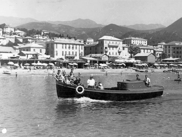 Imbarcazione a motore davanti alla spiaggia di ponente