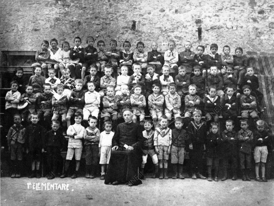 Don Paseri con i 60 alunni della sua prima elementare
