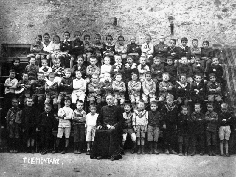 Don Paseri con i 60 alunni della sua prima elementare