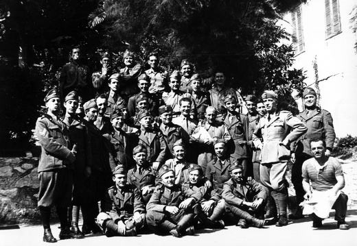 Gruppo militari nel giardino dei Bergamaschi