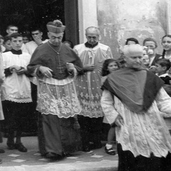 Mons. Calandrone, parroco don Baglietto, chierichetti 
