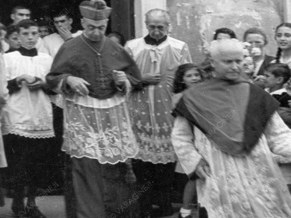 Mons. Calandrone, parroco don Baglietto, chierichetti 