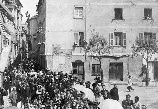 La processione attraversa Ciassa du Balun